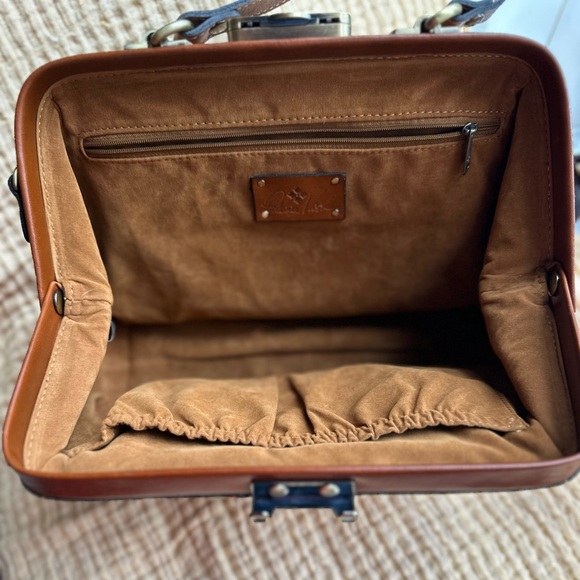 RARE Patricia Nash leather satchel w/exquisite wooden beadwork & unique latch. - Picture 9 of 9